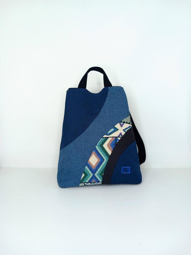 mochila antirrobo artesanal en tonos azules