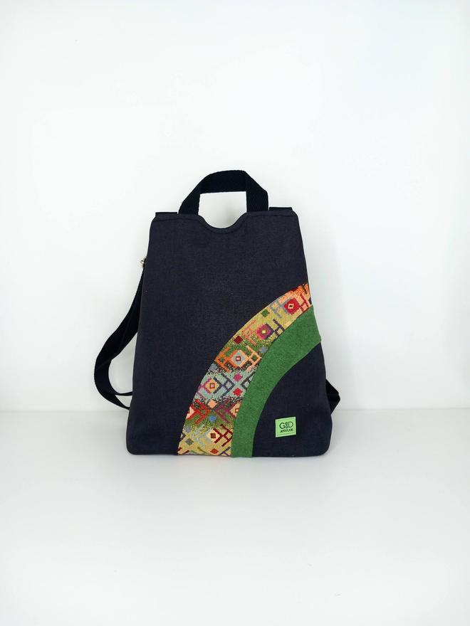 mochila antirrobo artesanal negra con toques verdes
