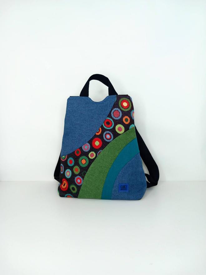 mochila antirrobo artesanal en azul con topos de colores