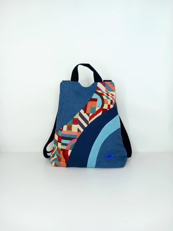 mochila antirrobo artesanal en tonos azules