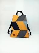 mochila antirrobo artesanal en tela tamaño mini en tonos amarillos y grises