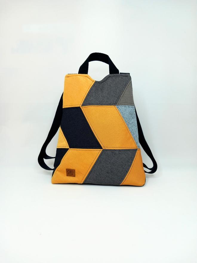 mochila antirrobo artesanal en tela tamaño mini en tonos amarillos y grises