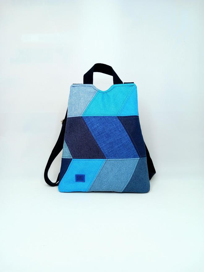mochila antirrobo artesanal vegana en tonos azules tamaño mini