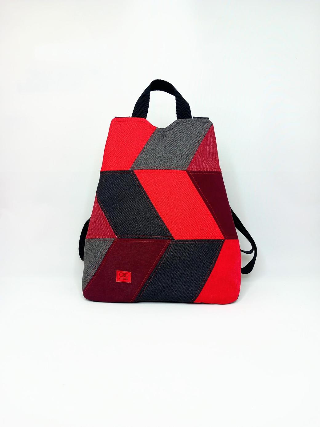 mochila antirrobo artesanal en tela en tonos negros y rojos