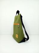 mochila de neopreno verde pistacho con apertura antirrobo