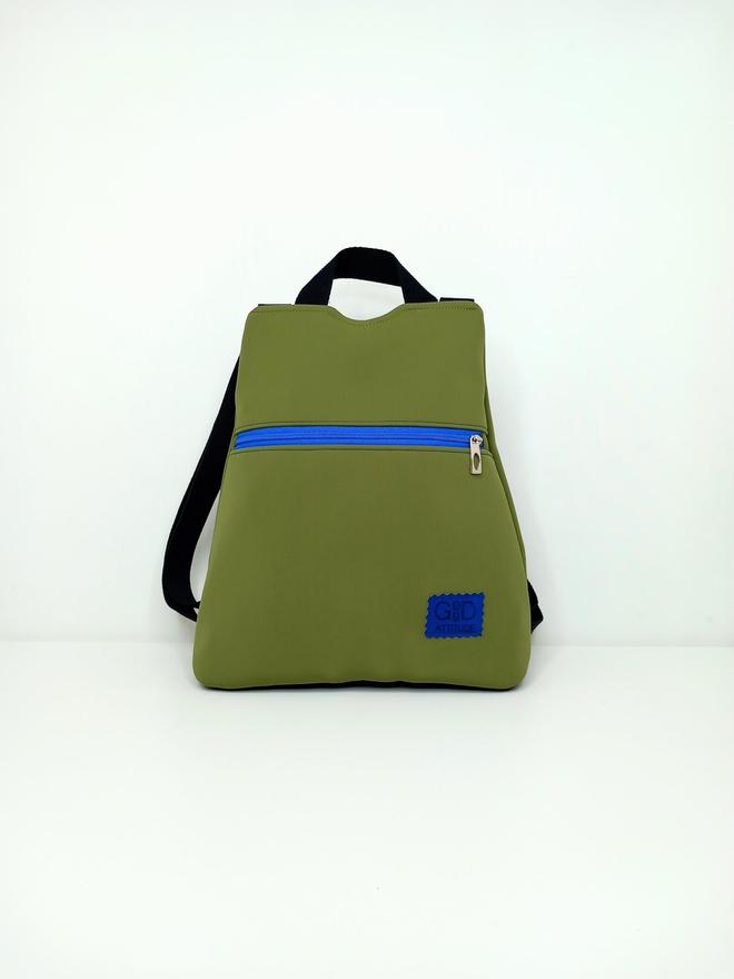 mochila antirrobo artesanal en neopreno verde con cremallera azul