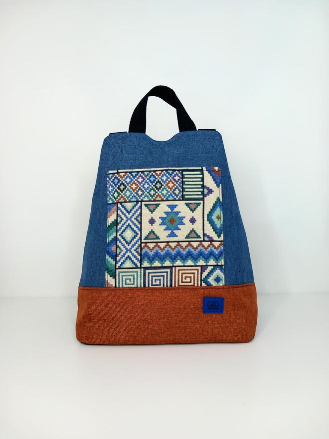 mochila antiurrobo azul con detalle etnico
