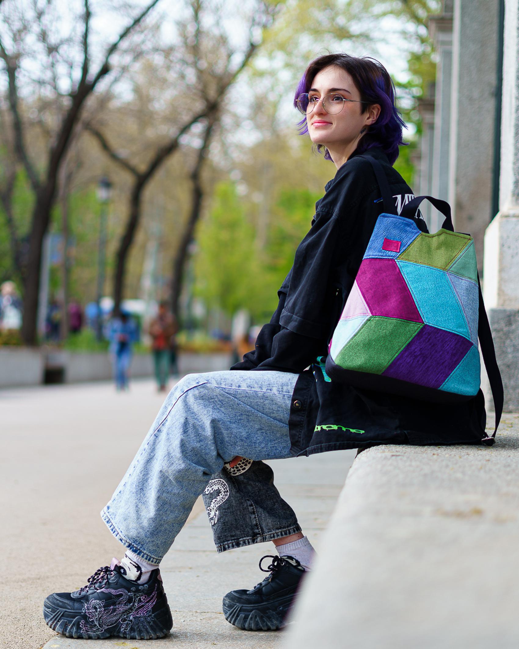 joven alegre con mochila colorida antirrobo artesanal hecha en españa